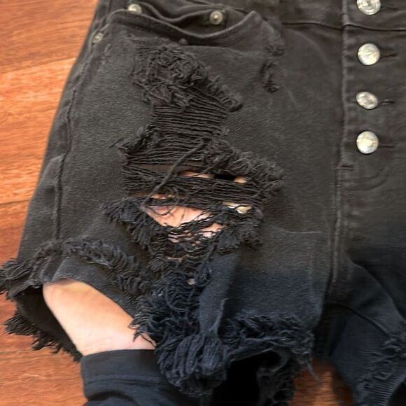 Almost Famous Black Distressed Women's Shorts Size 7 - Picture 2 of 6